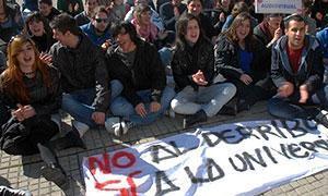 Alumnos de Biblioteconomía y Comunicación Audiovisual protestando esta mañana contra el derribo del Cubo. / CASIMIRO MORENO/