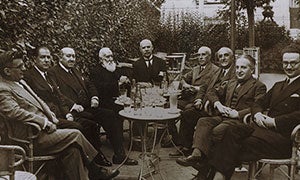 Tertulia. Rodríguez-Moñino con un grupo de intelectuales y amigos durante sus años de juventud. / HOY/