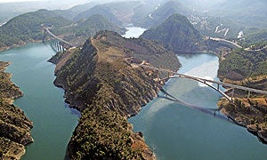 Tramo del AVE en el embalse de Contreras-Villargordo del Cabriel .|EFE/