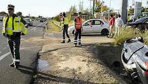 En Badajoz un turismo se ha salido de la vía en la carretera de Sevilla. /J.V.ARNELAS/