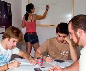 Un grupo de alumnos hace sus tareas en la academia 'Biblos'. :: PAKOPÍ/
