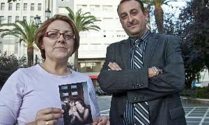 Paqui Ramos y su abogado arlos Franco. HOY/