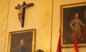 El crucifijo del Salón de Plenos, sobre el retrato de Don Juan Carlos. : HOY/