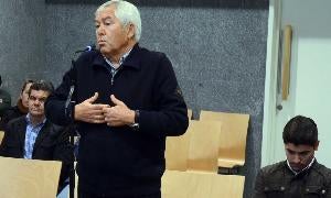Eugenio Álvarez, durante el juicio. A su lado, Macías. Detrás el alcalde, Salvador Álvarez (PP). / BRÍGIDO/