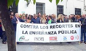 Los manifestantes han portado una pancarta ante las puertas de la Consejería de Educación y Cultura.| BRÍGIDO/