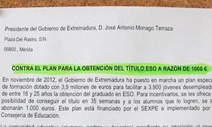 El escrito ha sido colocado en el tablón de anuncios del centro de formación de adultos de Cáceres. | Marisa Núñez/