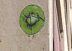 ¿Por qué proliferan los kiwis en las paredes del Casco Antiguo?