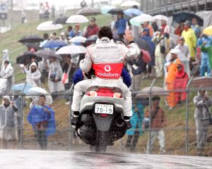 Alonso saluda al público mientras va a los boxes después de su accidente. / AFP/