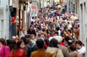ABARROTADA. La calle del Sol, una de las vías urbanas más transitadas de Plasencia, en uno de sus momentos de 'esplendor' . / HOY/