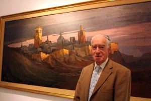 Francisco Pedraja Muñoz con una de sus obra expuestas en el Museo Provincial de Bellas Artes de Badajoz, donde se han reunido 116 de sus cuadros. / ALFONSO/