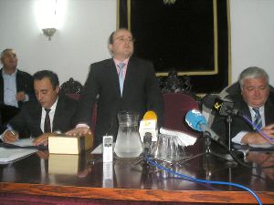 Luis Cándido Moreno en la toma de posesión; el saliente José Manuel Acuña recibe apoyos. / E. J. R./