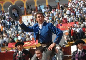 Pablo Hermoso saluda al público subido a hombros. / C. MORENO/