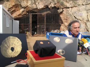 Antoni Canals, director de las excavaciones, junto a las piezas halladas, a unos metros de la entrada a la cueva. / LORENZO CORDERO/