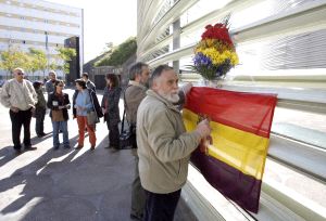 Alfonso González Bermejo coloca una bandera republicana en el Palacio de Congresos. / ALFONSO/