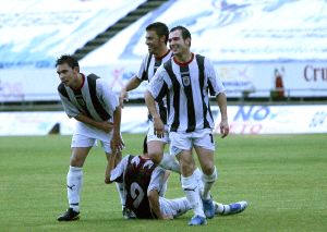 Sota, Fran, Uva, en el suelo, y Javi Bolaños celebran el primer gol del Badajoz. / E. PIÑERO/