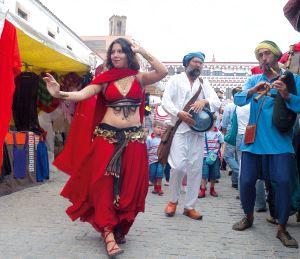 Fiesta de Almossassa anterior en la Plaza Alta de Badajoz. / HOY/
