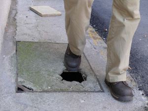 Imagen de una arqueta rota. / HOY/