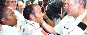 ALEGRÍA TRAS EL SUFRIMIENTO. El piloto británico recibe la felicitación
de Ron Dennis, a la derecha, ante la presencia de su padre. / EFE/