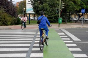 Un ciclista cruza el paso de peatones del Puente de la Universidad por el carril-bici. / HOY/