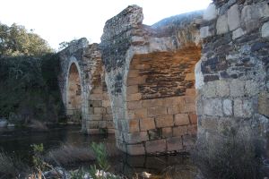 Se derrumba parte del puente romano de Guadarranque en Alburquerque