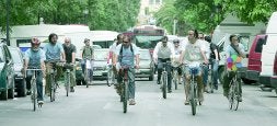 El grupo, ayer, a las 14.45 horas, circulando a ritmo de paseo por la avenida de España en dirección a la plaza de América./ MARISA NÚÑEZ/