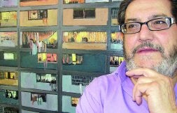 Quizá este cuadro de Pablo Benítez, que sirve como fondo de la ilustración de la crónica, y donde aparece un ensimismado Manuel Sordo, sea una buena metáfora para todo lo tratado. Si cada exposición, individual, colectiva, de homenaje o temática celebrada en la galería fuera una ventana, haría falta, como mínimo, un rascacielos de Manhattan para ilustrarlo. «Hay mucho que contar, tengo muy buena memoria», sentencia el galerista. / JOAN-IGNASI ORTUÑO/