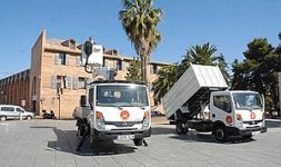Los dos nuevos vehículos ante el Museo Nacional de Arte Romano. / BRÍGIDO/