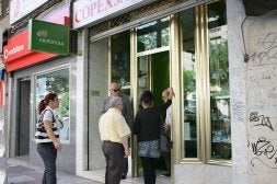 Clientes a la puerta de la oficina de atención de Iberdrola en la Avenida de Portugal. / MARISA NÚÑEZ/