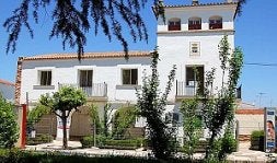 Primitiva fachada del ayuntamiento de Valdelacalzada. / M. GALVÁN/