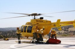 Helipuerto y helicóptero del Infoex, ayer en la localidad de Calera de León. / R. MOLINA/