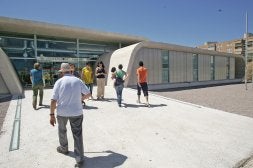 El goteo de usuarios fue incesante durante toda la jornada en el centro de salud de Nuevo Cáceres. / MARISA NÚÑEZ/