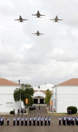 Los F5 hacen una pasada sobre el acto de clausura. / ALFONSO/