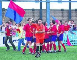 Los jugadores del Montehermoso celebras el ascenso./
