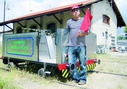 Carlos García, junto a su vagoneta de balancín ( o 'zorrilla'), en Hervás./