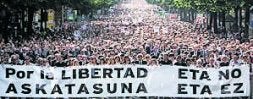 Miles de manifestantes llenaron las calles de Bilbao bajo el lema 'ETA no. por la libertad'; a la cabeza de la manifestación los familiares de Puelles y de otras víctimas de ETA. / LUIS ÁNGEL GÓMEZ/