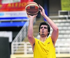 Roger Fornas, en un entrenamiento con el Valladolid. / HOY/