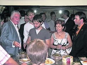 Alberto Amarilla, entre Tovar y la alcaldesa Heras, degustando tencas el sábado en Monroy. /S.E./