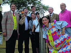 El alcalde y la edil de Cultura, con la familia Pino ante la estatua./