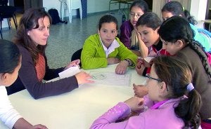 La directora Irene Cardona con jóvenes inmigrantes en un taller organizado por Cáceres Acoge. / MAM/