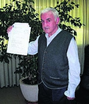 Ángel Escudero, con la sentencia que le da la razón en su conflicto con Eléctricas Pitarch . / HOY/