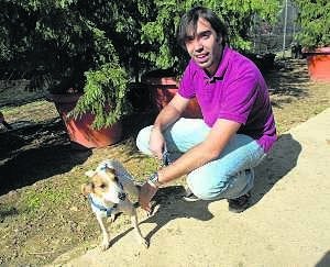 Hugo Alonso acaba de adoptar a la perrita Julia. / BRÍGIDO/