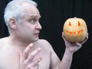 York juega a ser Hamlet con una calavera tipo Halloween. /J. I. O./