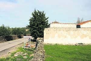 El cementerio es de los pocos terrenos del Ayuntamiento que no están embargados o hipotecados. / L. C./