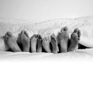 Para los mayores, la estabilidad beneficia a la salud, y para los pequeños supone mejores resultados académicos. / FOTOLIA/