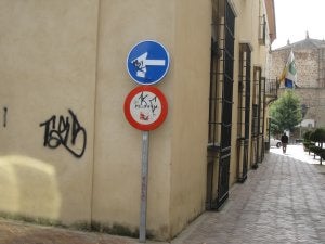 El propio Ayuntamiento tiene la firma de grafiti. / G. C./