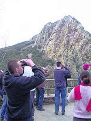 Visitantes frente al 'Cancho del Gitano', símbolo del Parque Nacional extremeño. / PALMA/