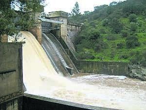 La presa de Valuengo desembalsaba agua ayer. :: PAULA DÍAZ/