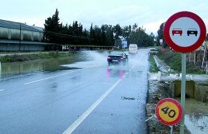 Las balsas de agua son habituales, como ésta en Don Benito. ::
R.H./
