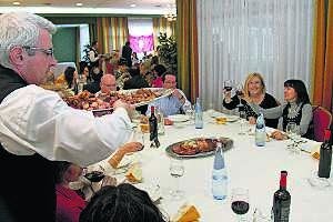 Un momento del almuerzo con el cocido maragato. :: CHENCHO/