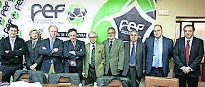 Miguel Ángel Rodríguez de la Calle, Juan de Dios Monterde, Miguel Ángel López y Martínez Dávila rodeados de otros miembros federativos. :: ALFONSO/